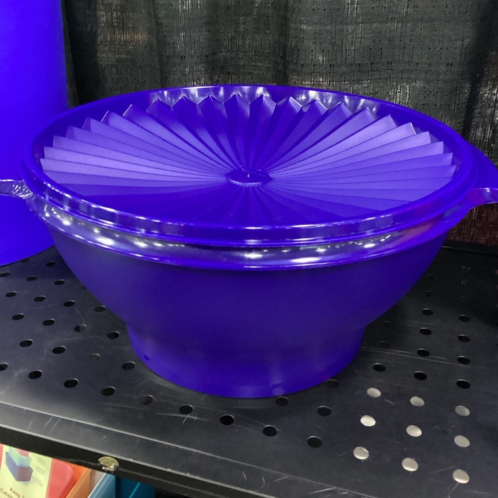 Tupperware Servalier Bowl in Blue - capacity 17 cups